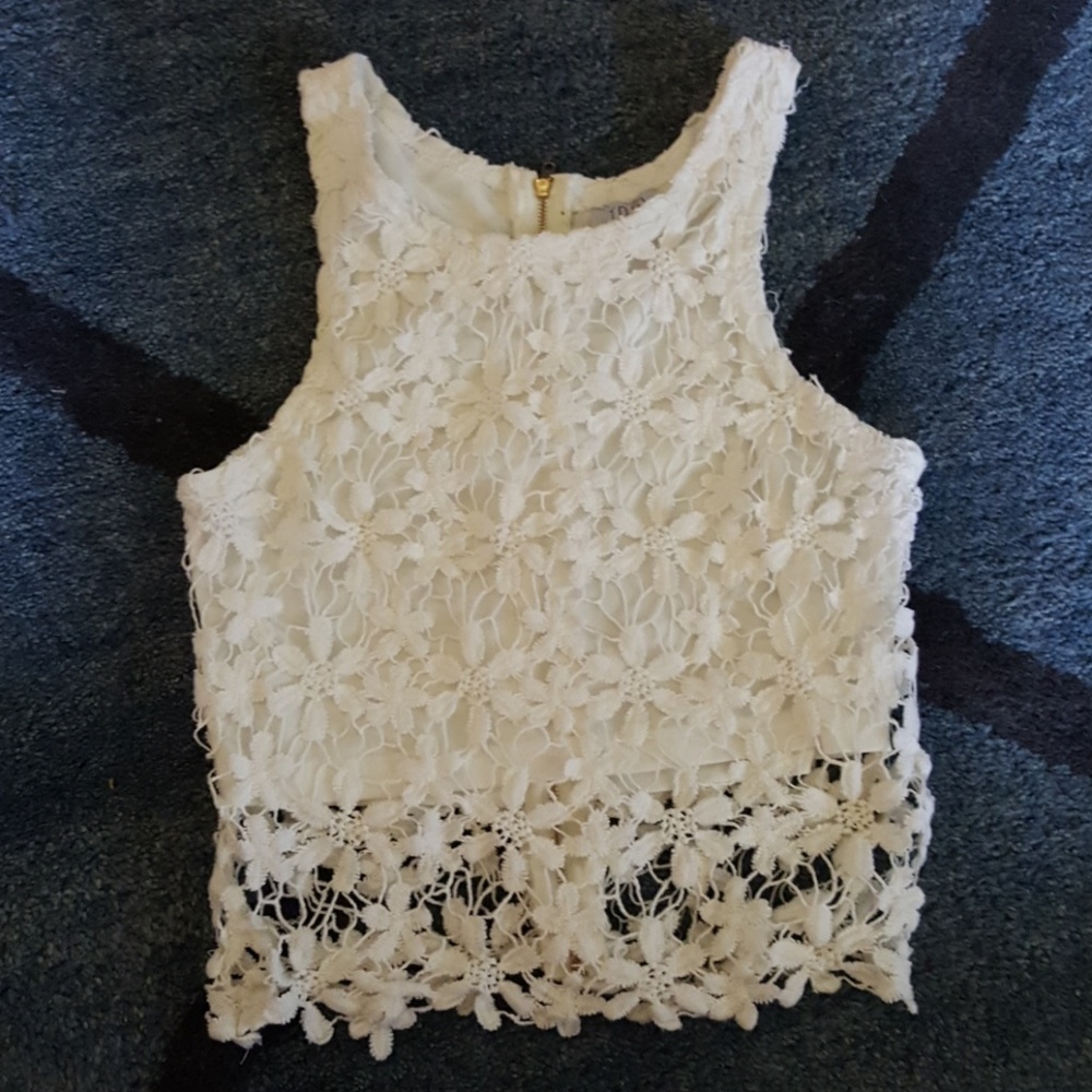*STUNNING* Crocheted daisy top